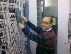 Nesta foto está o Dimas a fazer teste aos cabos de rede